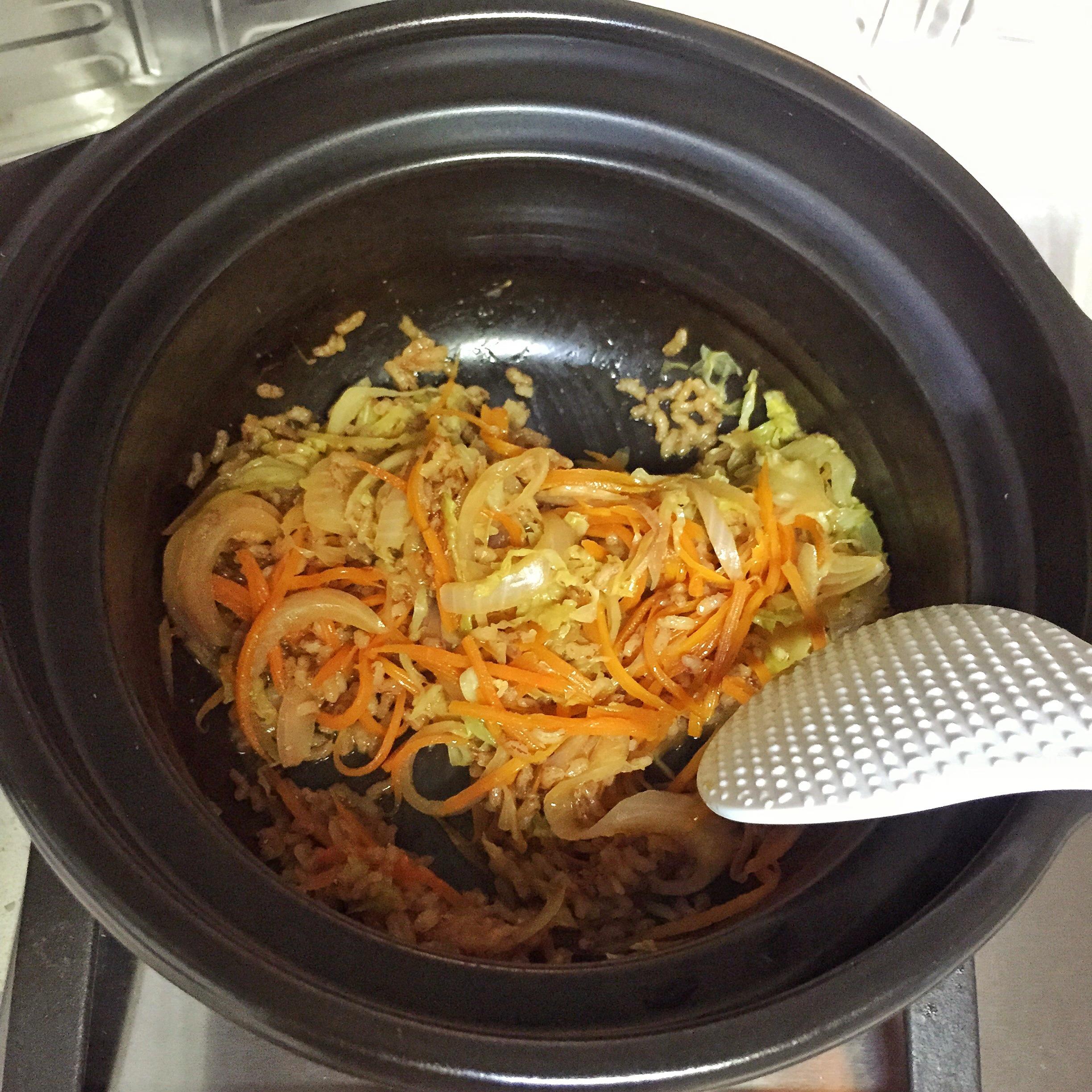 快手一人食------日式味噌時蔬煲仔紅米飯（陶瓷鍋版）的做法 步骤7