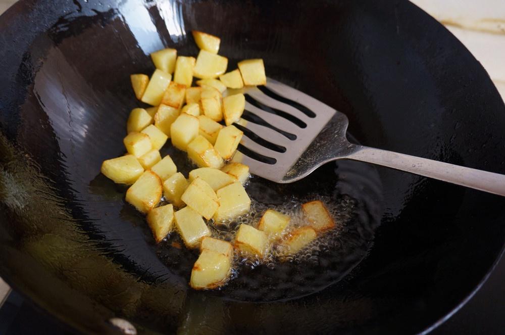 土豆燜面的做法 步骤3