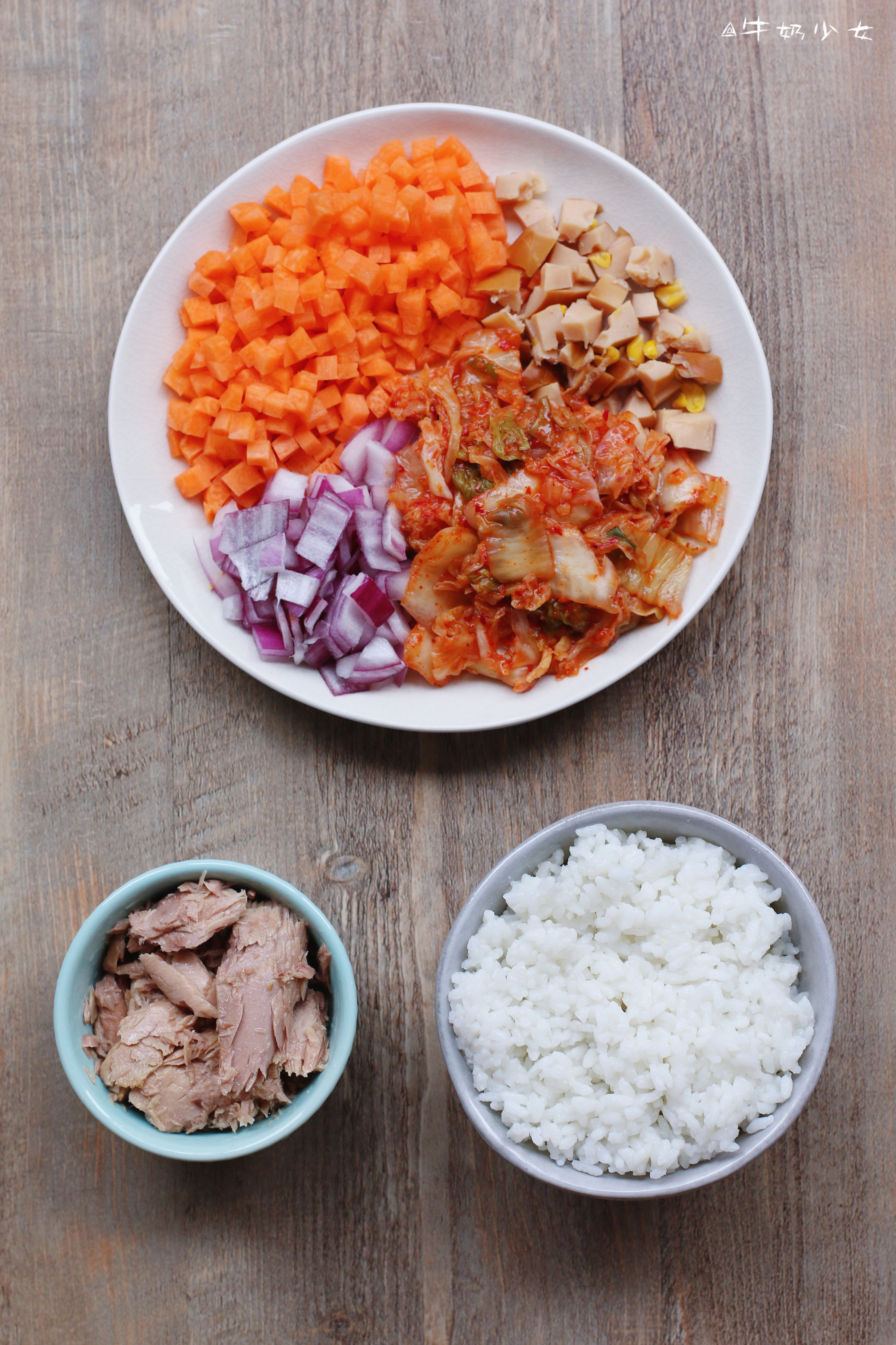 泡菜吞拿魚（金槍魚）炒飯—冬天就該來一碗紅紅火火的炒飯的做法 步骤1