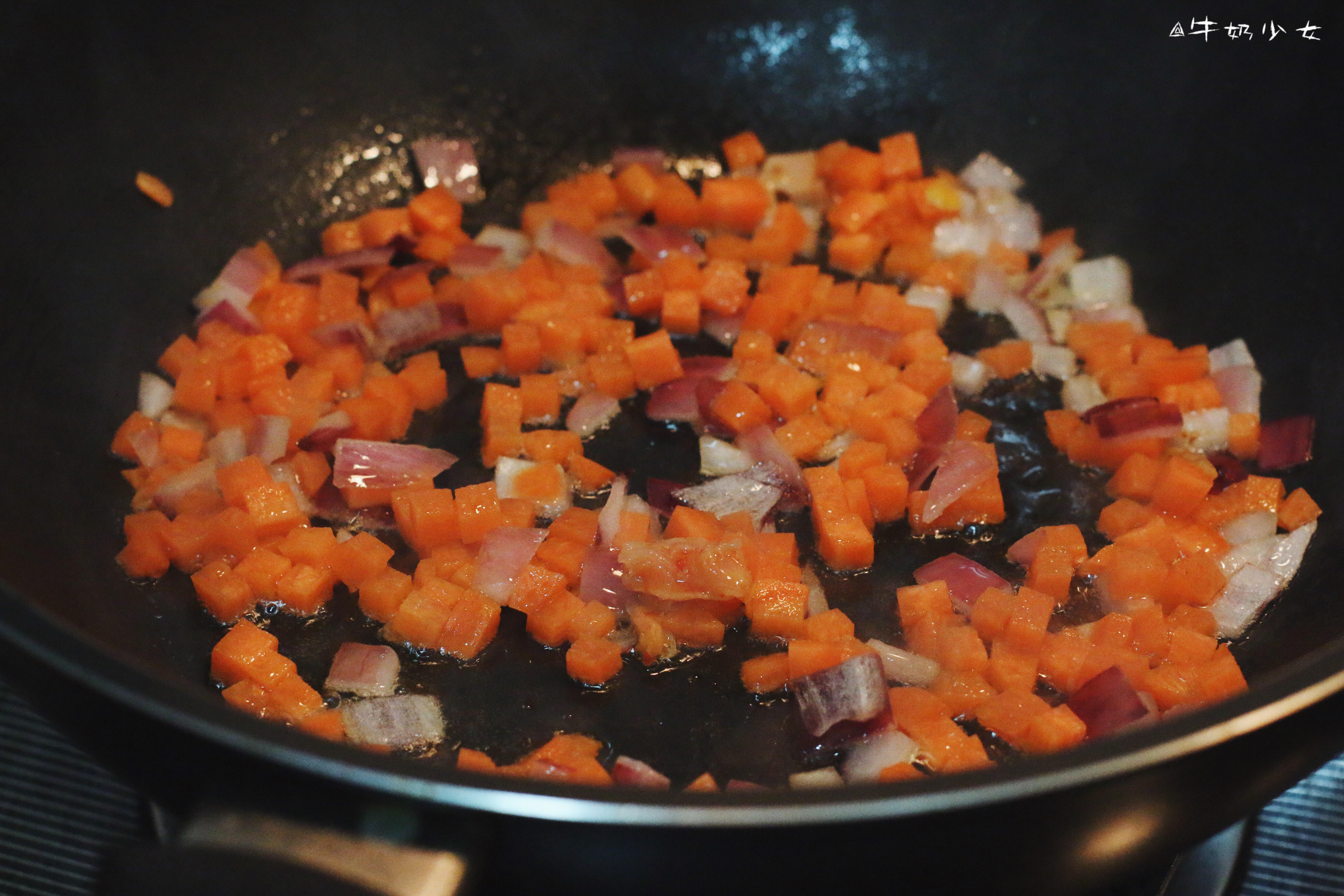 泡菜吞拿魚（金槍魚）炒飯—冬天就該來一碗紅紅火火的炒飯的做法 步骤2