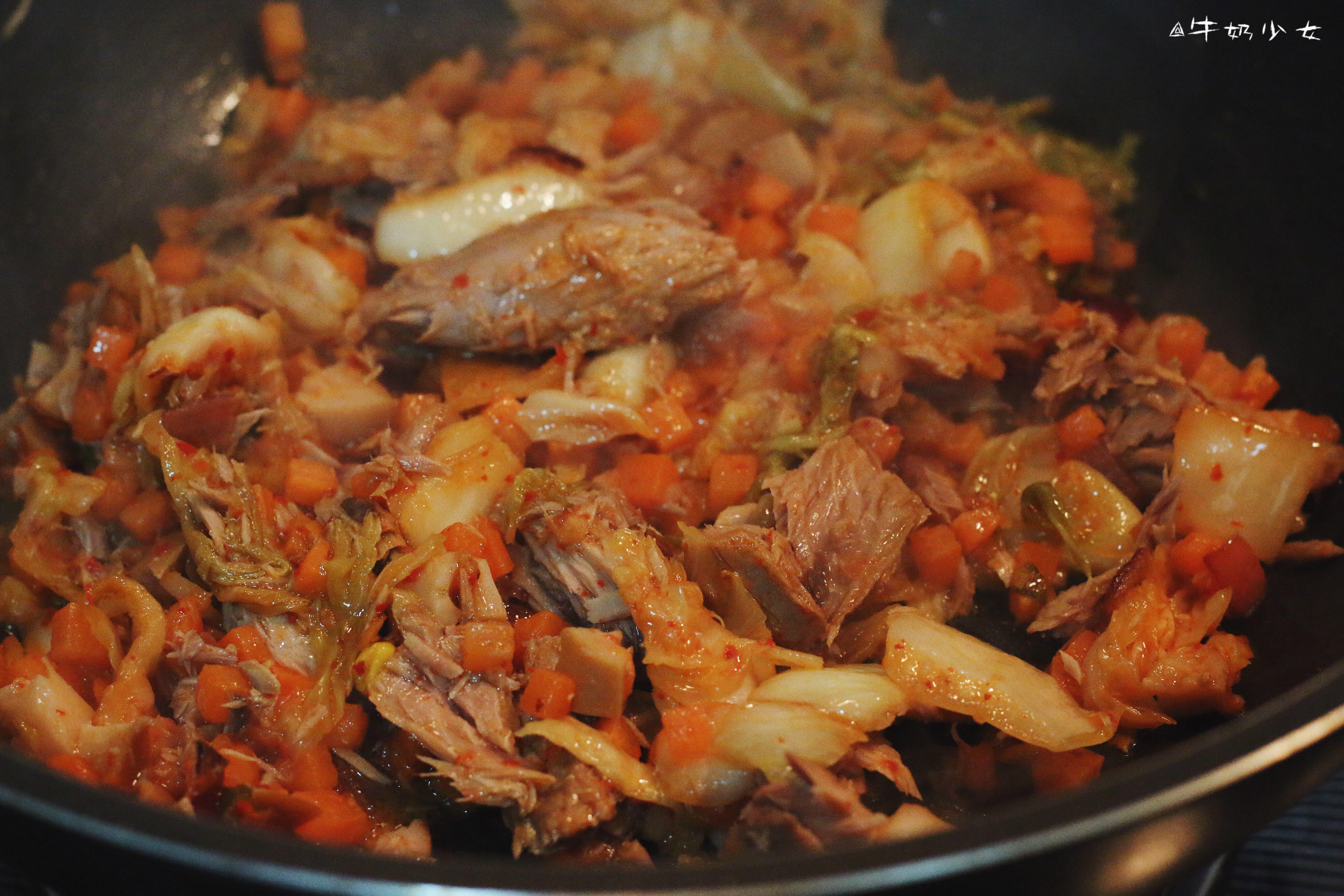 泡菜吞拿魚（金槍魚）炒飯—冬天就該來一碗紅紅火火的炒飯的做法 步骤4