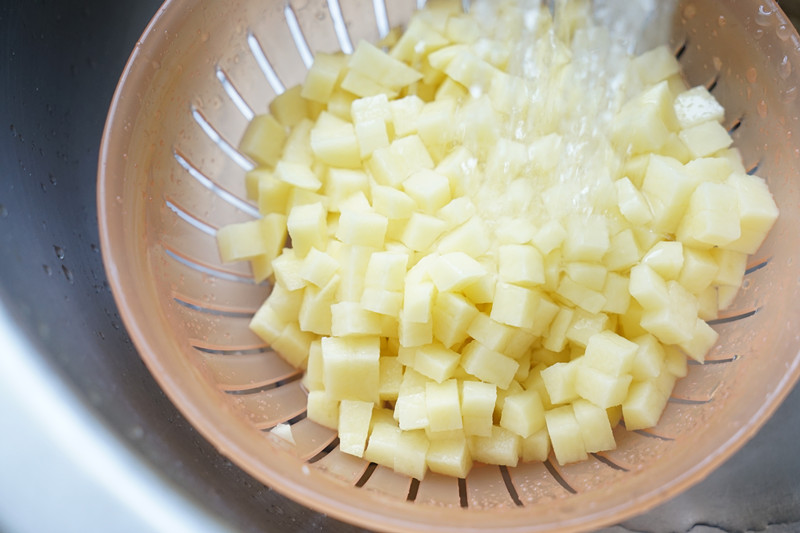 一道怎麼做都好吃的幹煎土豆雞丁（紅燒，咖哩，椒鹽，孜然）的做法 步骤3