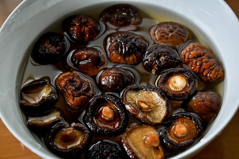 醬油肉香菇燜飯的做法 步骤1