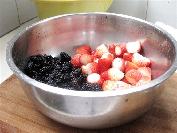桑葚草莓混合果醬的做法 步骤1