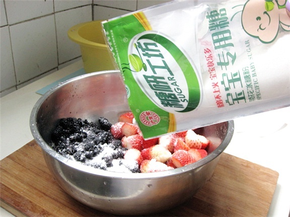 桑葚草莓混合果醬的做法 步骤2