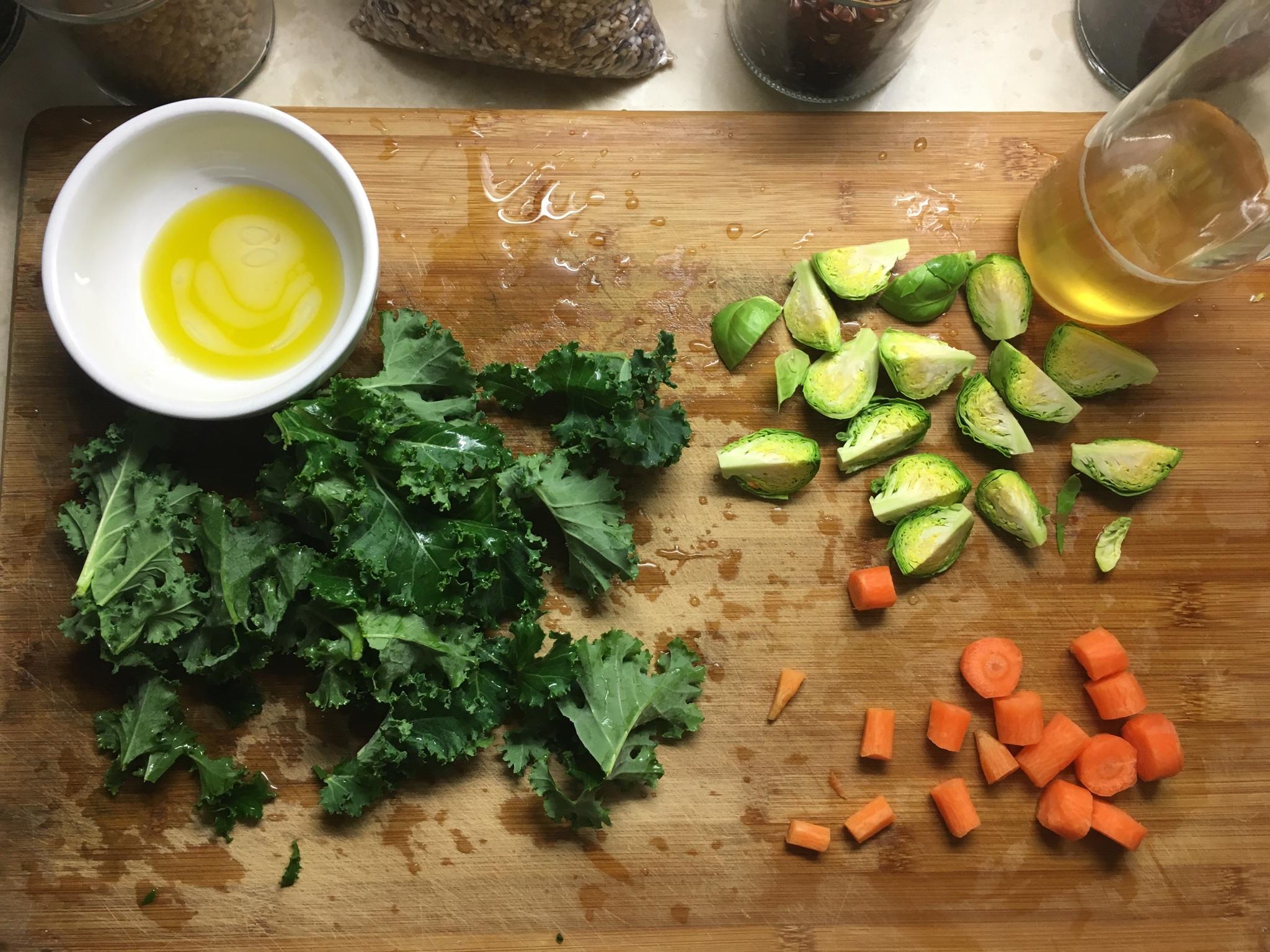 早餐烤蔬菜--孢子甘藍、小胡蘿蔔、羽衣甘藍的做法 步骤2