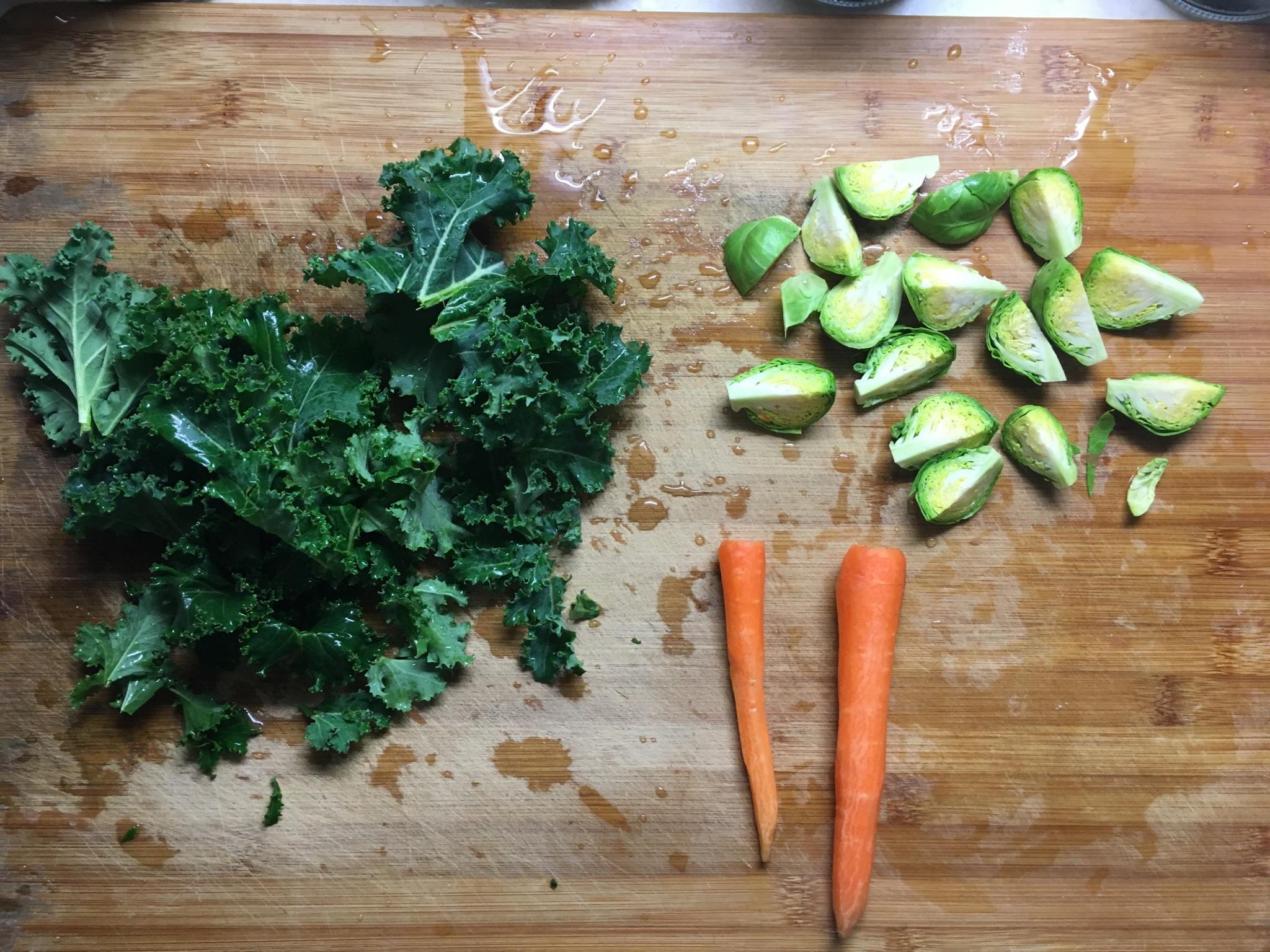 早餐烤蔬菜--孢子甘藍、小胡蘿蔔、羽衣甘藍的做法 步骤1