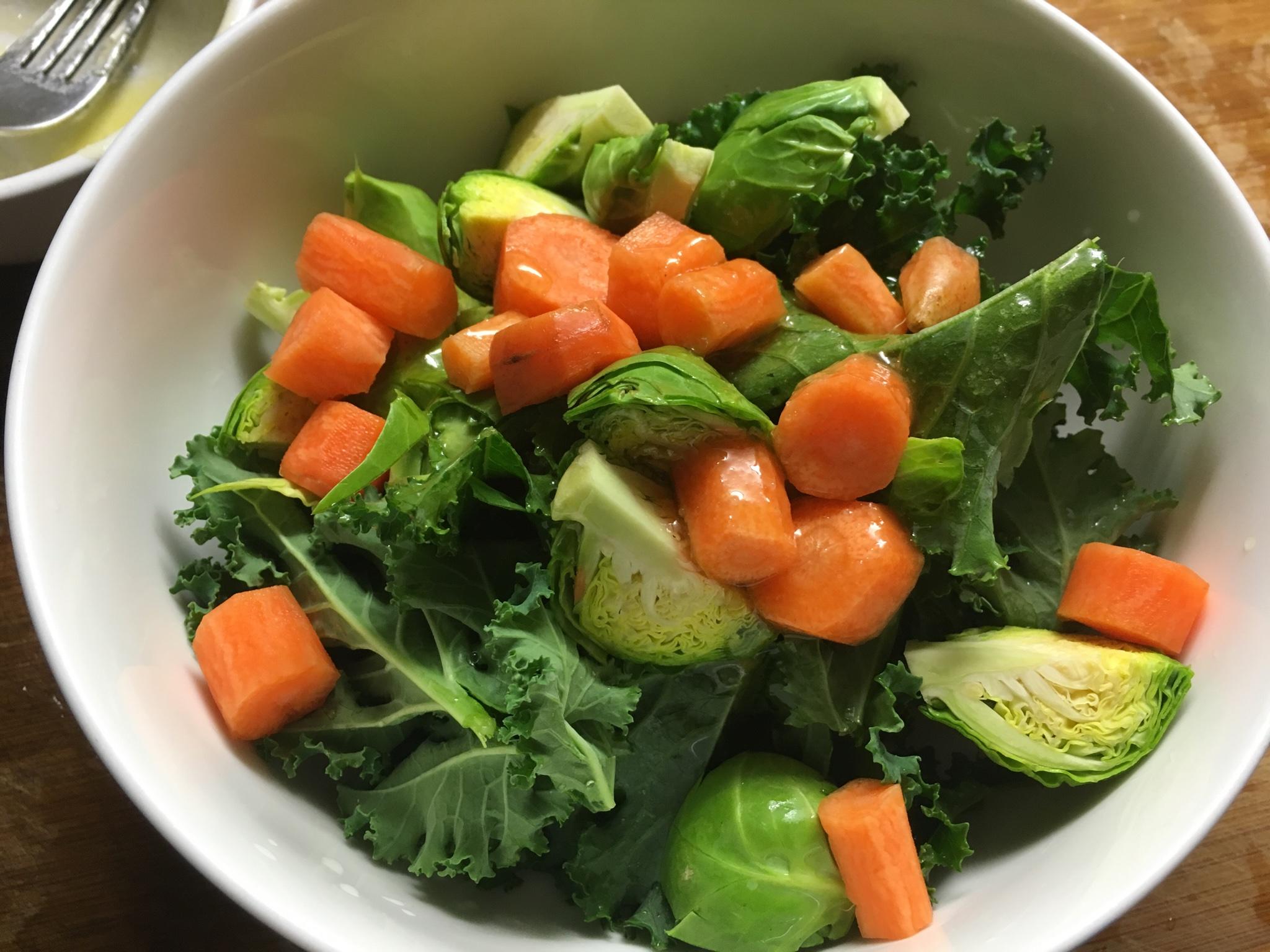 早餐烤蔬菜--孢子甘藍、小胡蘿蔔、羽衣甘藍的做法 步骤3