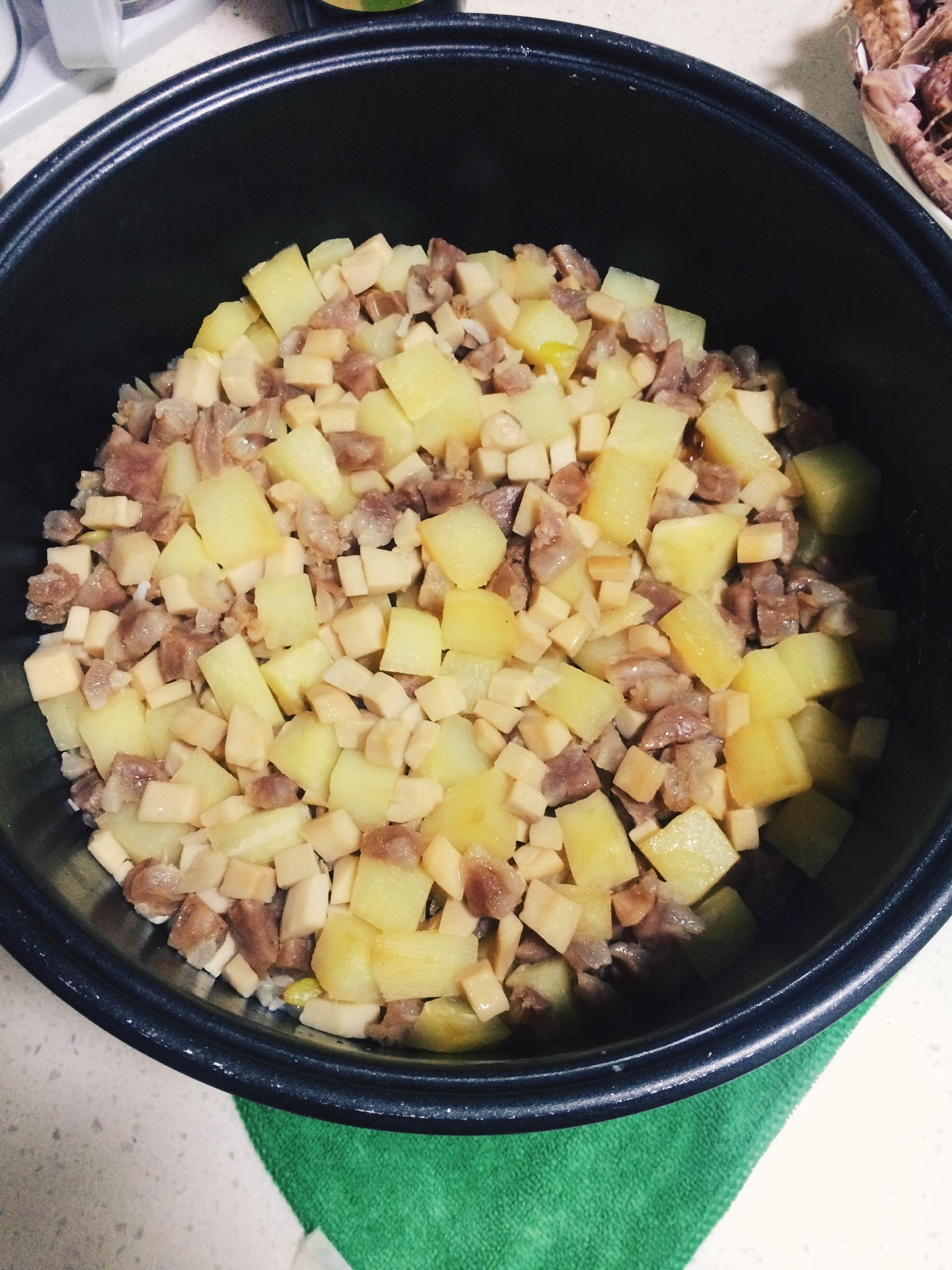 雞腿菇土豆臘腸燜飯的做法 步骤2