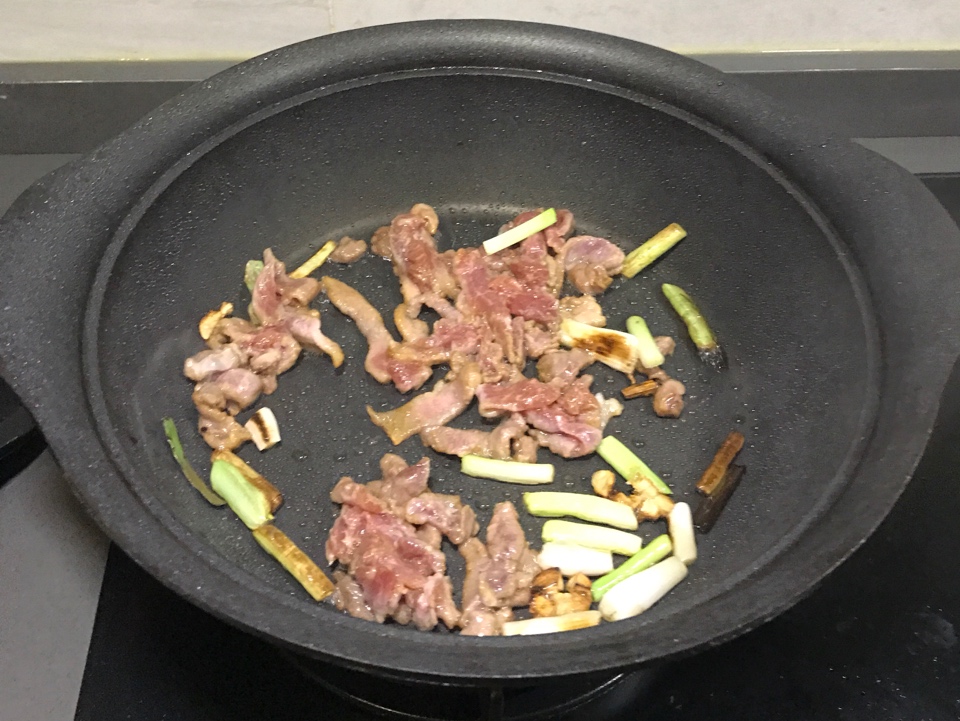 新鮮姬松茸炒肉片的做法 步骤4