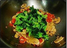 雙孢菇炒西蘭花的做法 步骤10