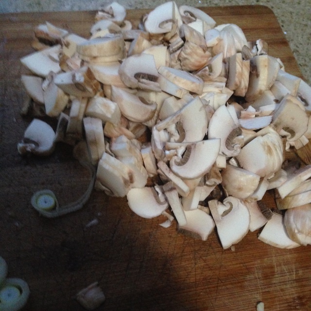 蒜香雙孢菇的做法 步骤1