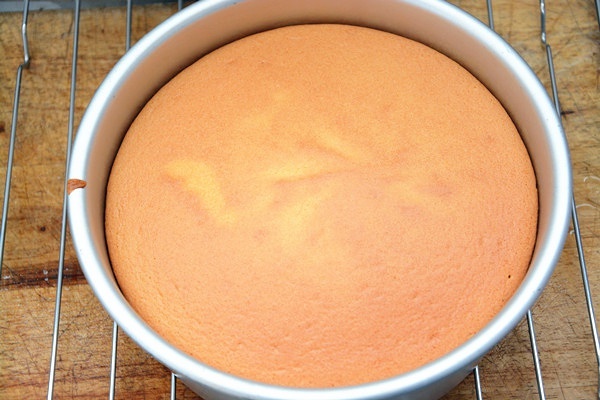 烤箱做蛋糕（戚風蛋糕的做法）的做法 步骤11