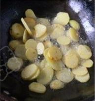 幹鍋土豆的做法 步骤3