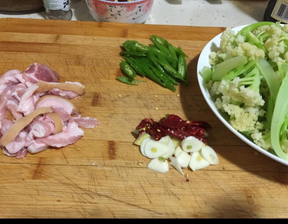 老丁的私房菜-幹鍋花菜的做法 步骤1