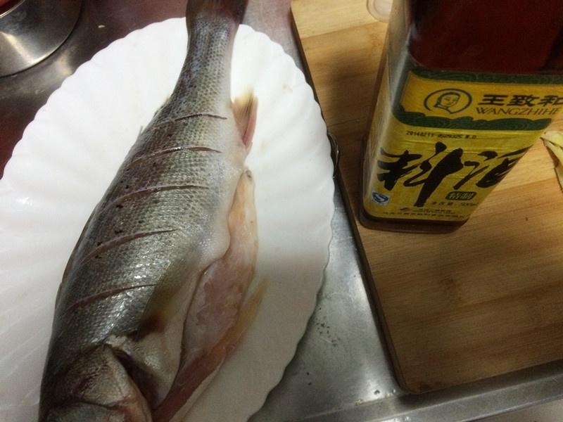 年夜飯必備的清蒸鱸魚的做法 步骤4