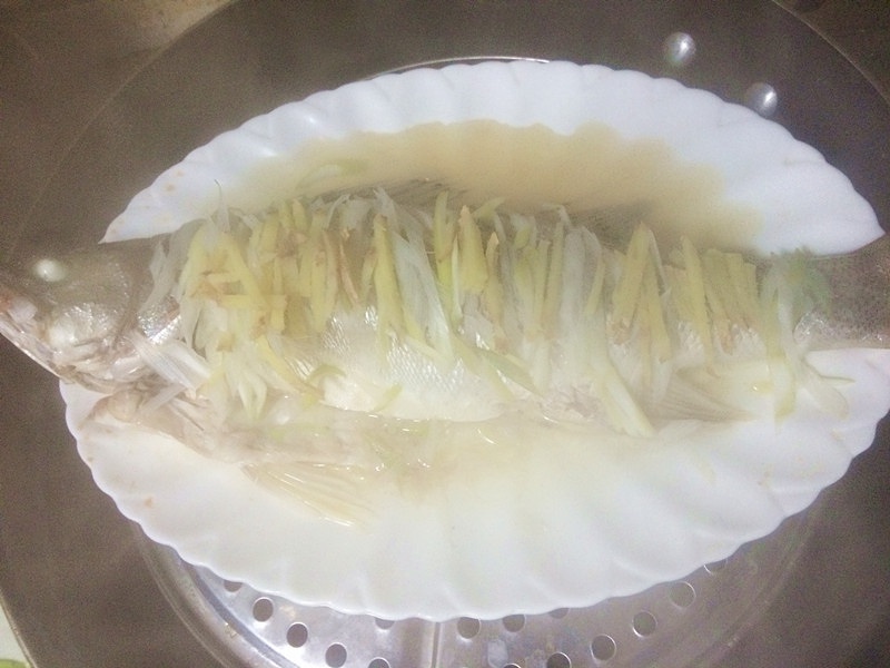 年夜飯必備的清蒸鱸魚的做法 步骤6