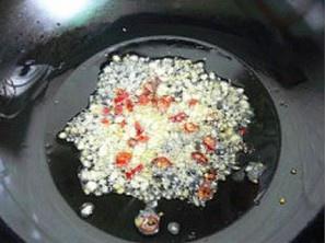 韭菜蝦米炒蠶豆的做法 步骤2