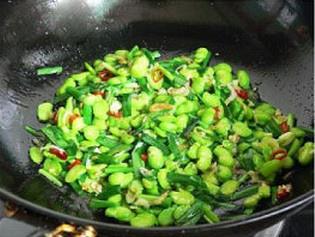 韭菜蝦米炒蠶豆的做法 步骤5