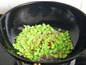 韭菜蝦米炒蠶豆的做法 步骤4