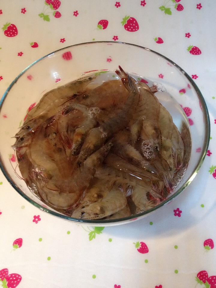 蒜泥沙拉基圍蝦的做法 步骤1