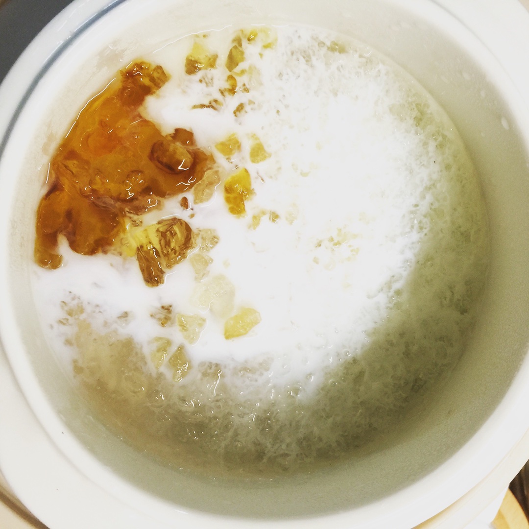 牛奶桃膠燉雪燕的做法 步骤3