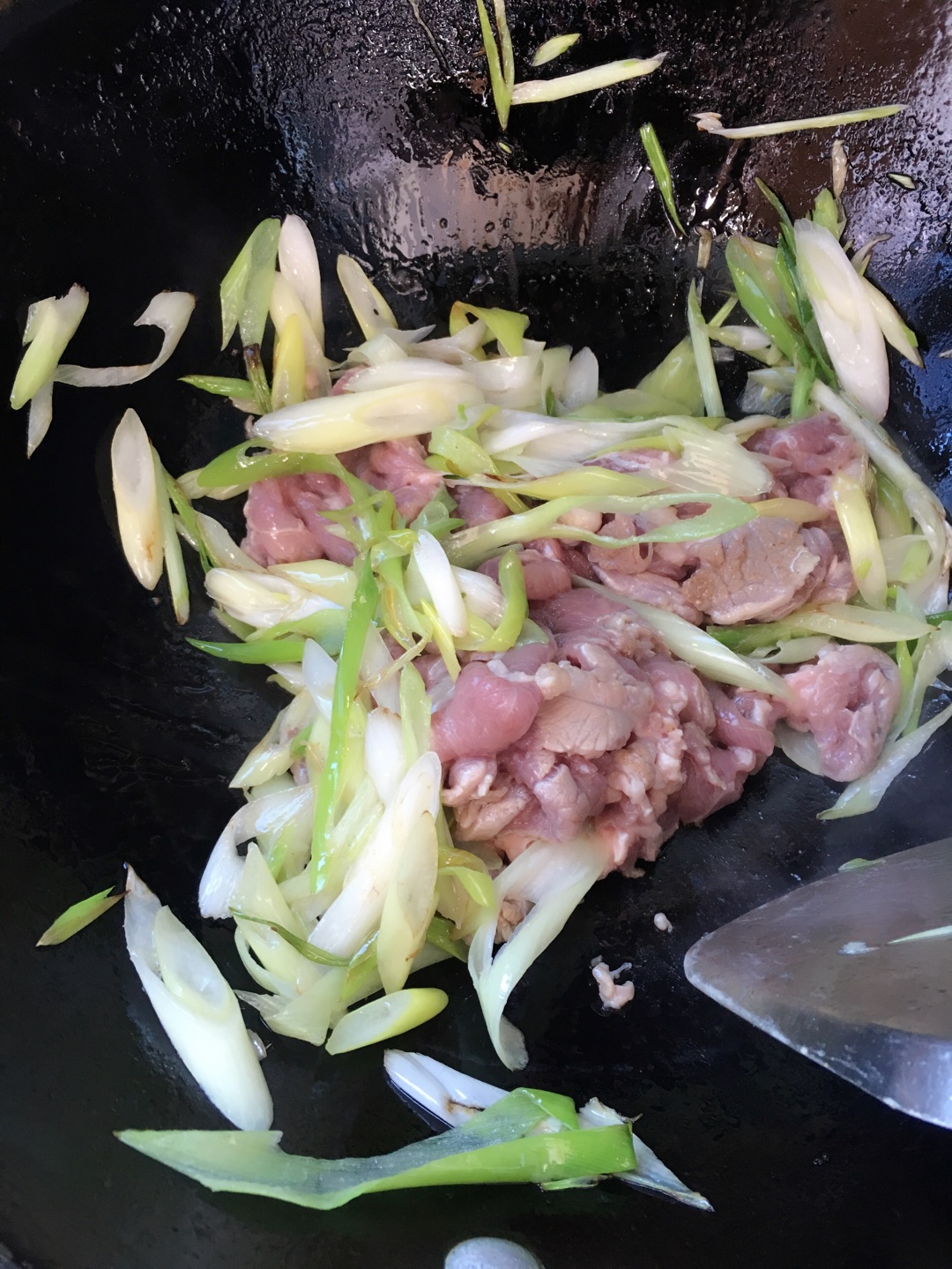 蔥爆羊肉-消滅火鍋剩餘羊肉片的最佳方法的做法 步骤3