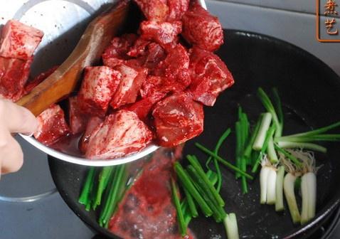 紅曲鴨肉豆腐煲的做法 步骤3