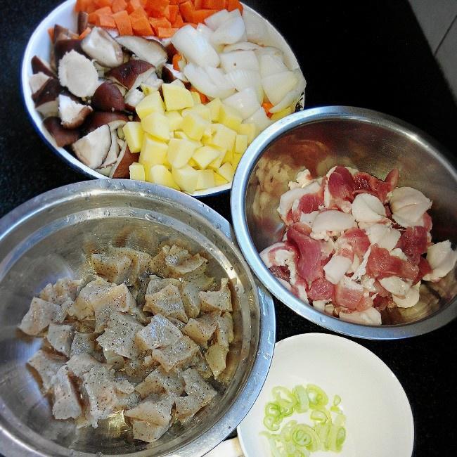 豬肉味增湯……深夜食堂的做法 步骤1