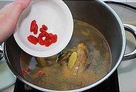 棗杞乳鴿湯的做法 步骤8