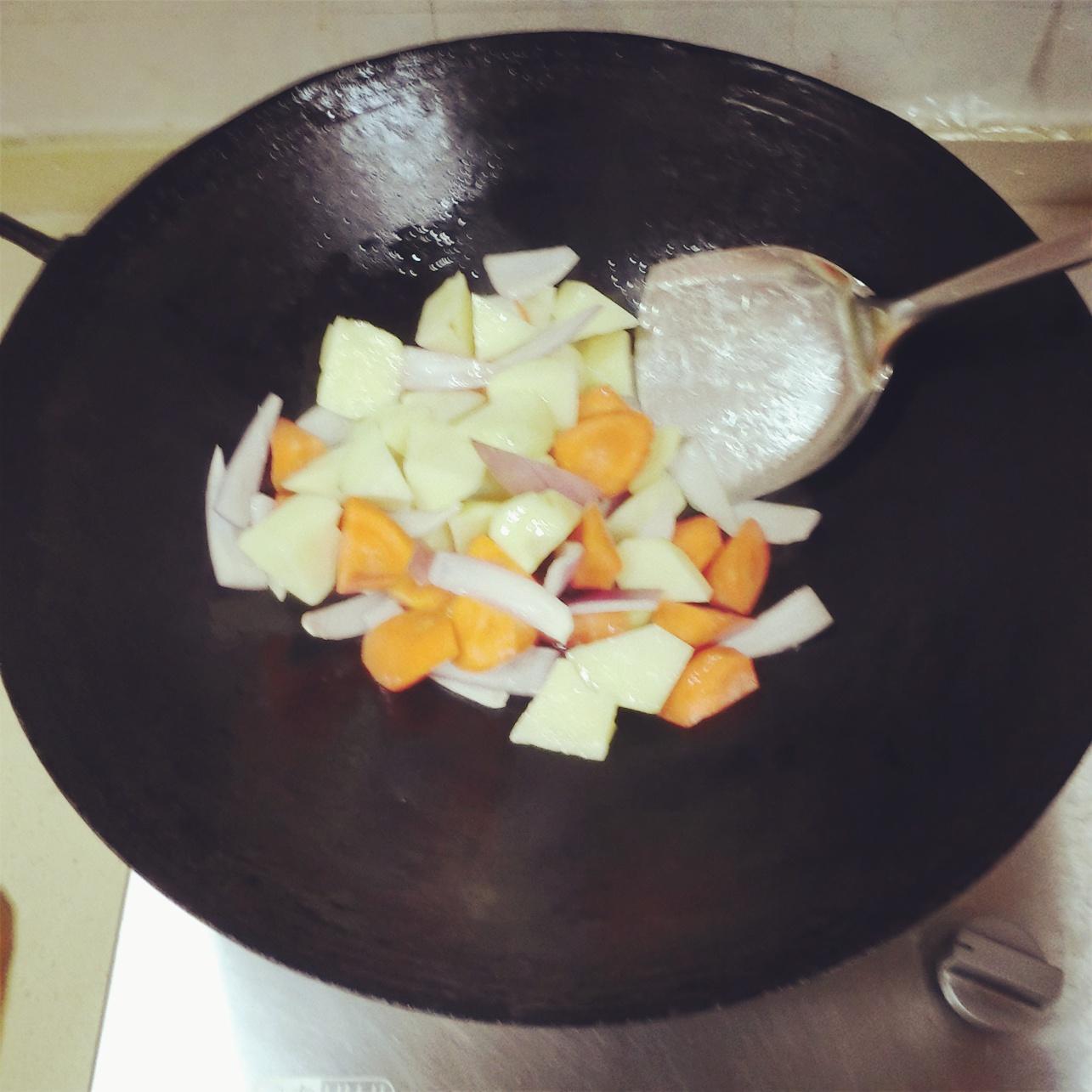 咖哩土豆雞丁蓋澆飯的做法 步骤3
