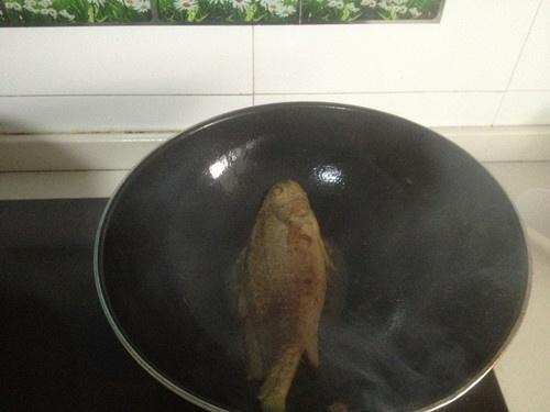 紅燒黃魚—魚皮不破的小竅門的做法 步骤3