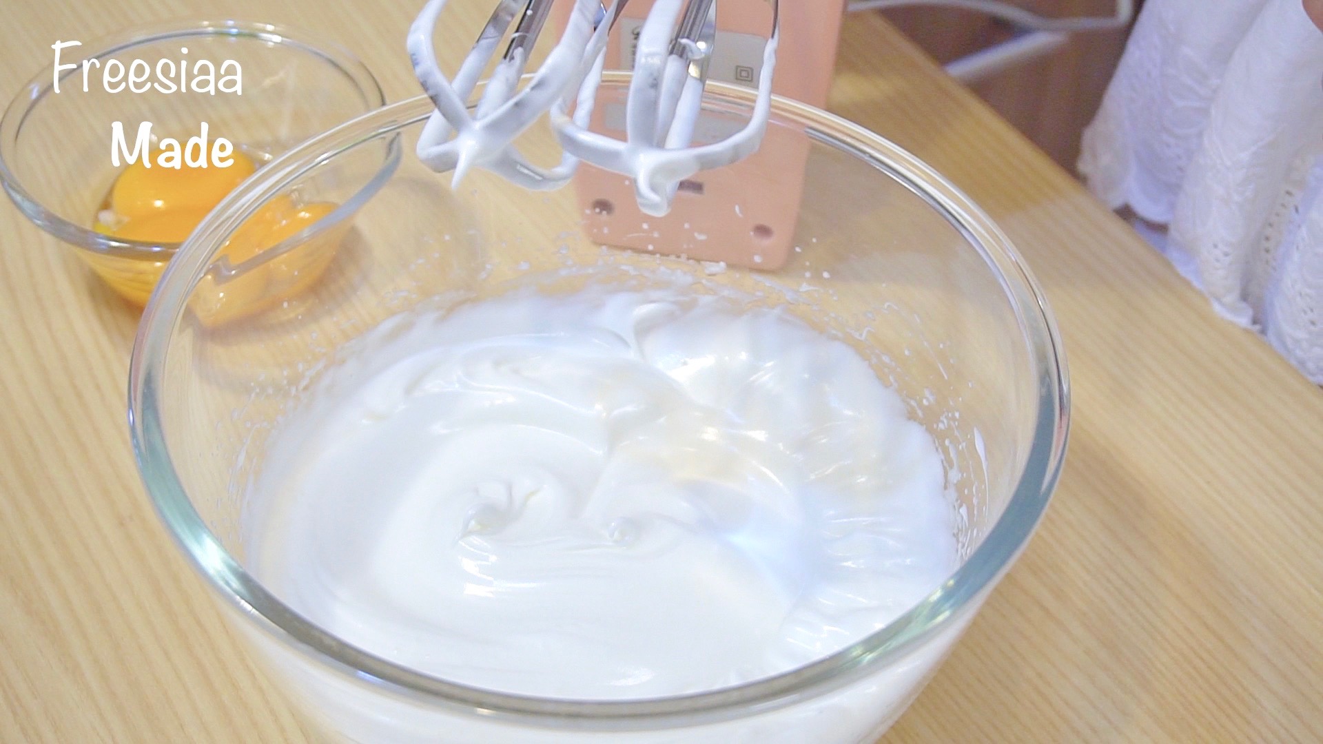 【視訊】小清新～抹茶杯子蛋糕（分蛋海綿蛋糕）的做法 步骤3
