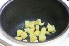 土豆燜排骨的做法 步骤2