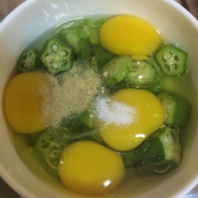 秋葵煎蛋的做法 步骤2