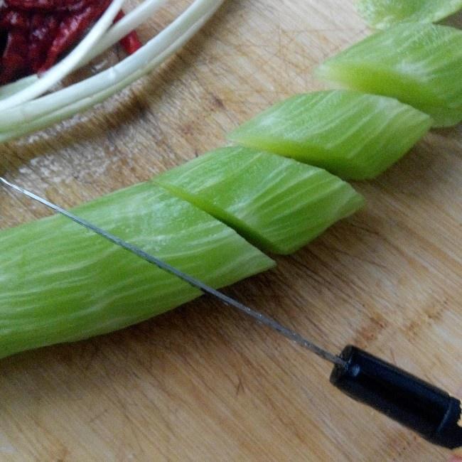 幹鍋萵筍臘肉的做法 步骤2