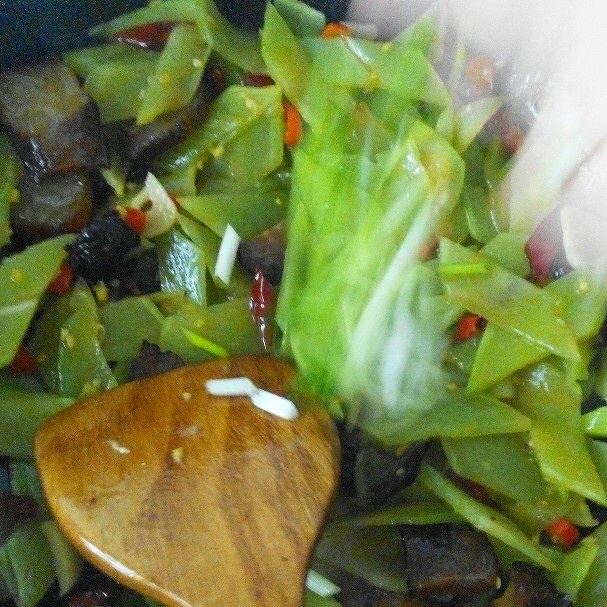 幹鍋萵筍臘肉的做法 步骤12