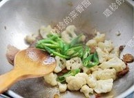 麻辣香腸炒花菜的做法 步骤8