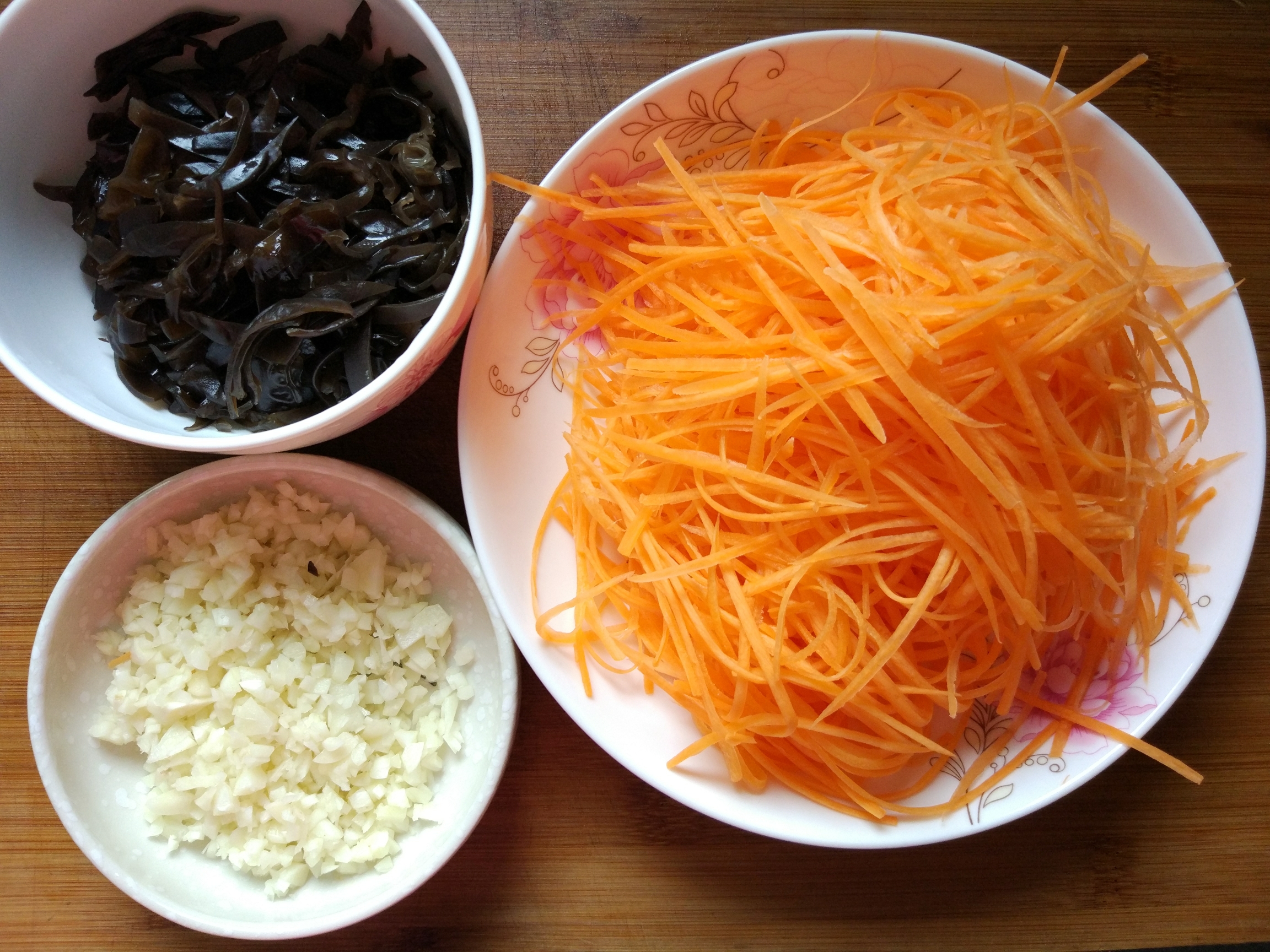 開胃快手菜——涼拌金針菇的做法 步骤1