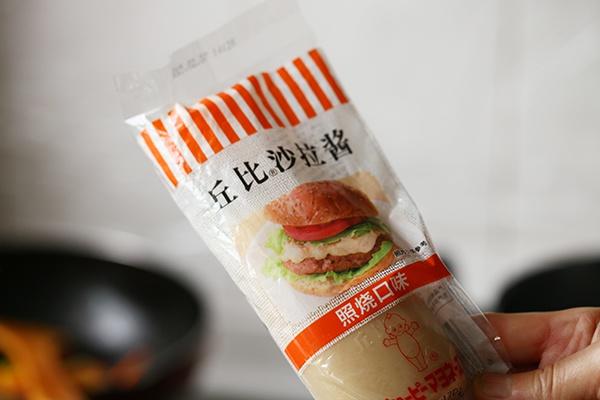 【丘比美食】炒麪三明治的做法 步骤4