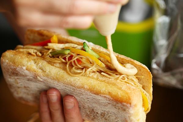 【丘比美食】炒麪三明治的做法 步骤7