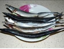 香煎秋刀魚的做法 步骤2