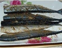 香煎秋刀魚的做法 步骤4
