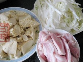 白菜燉凍豆腐的做法 步骤1