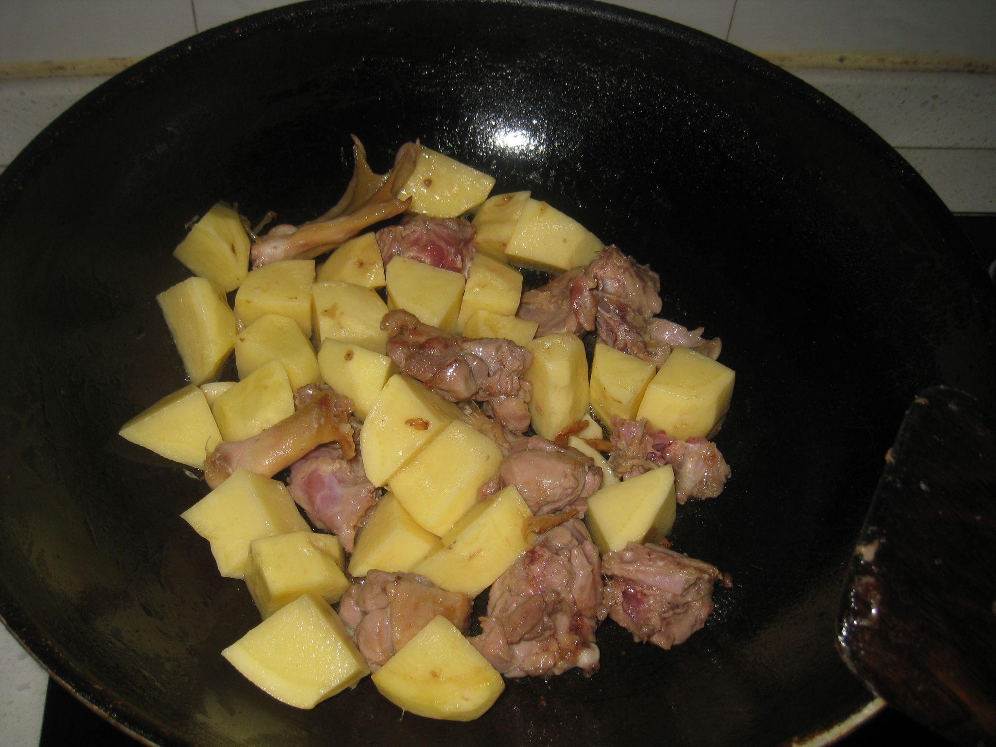 五香土豆燜鴨的做法 步骤4