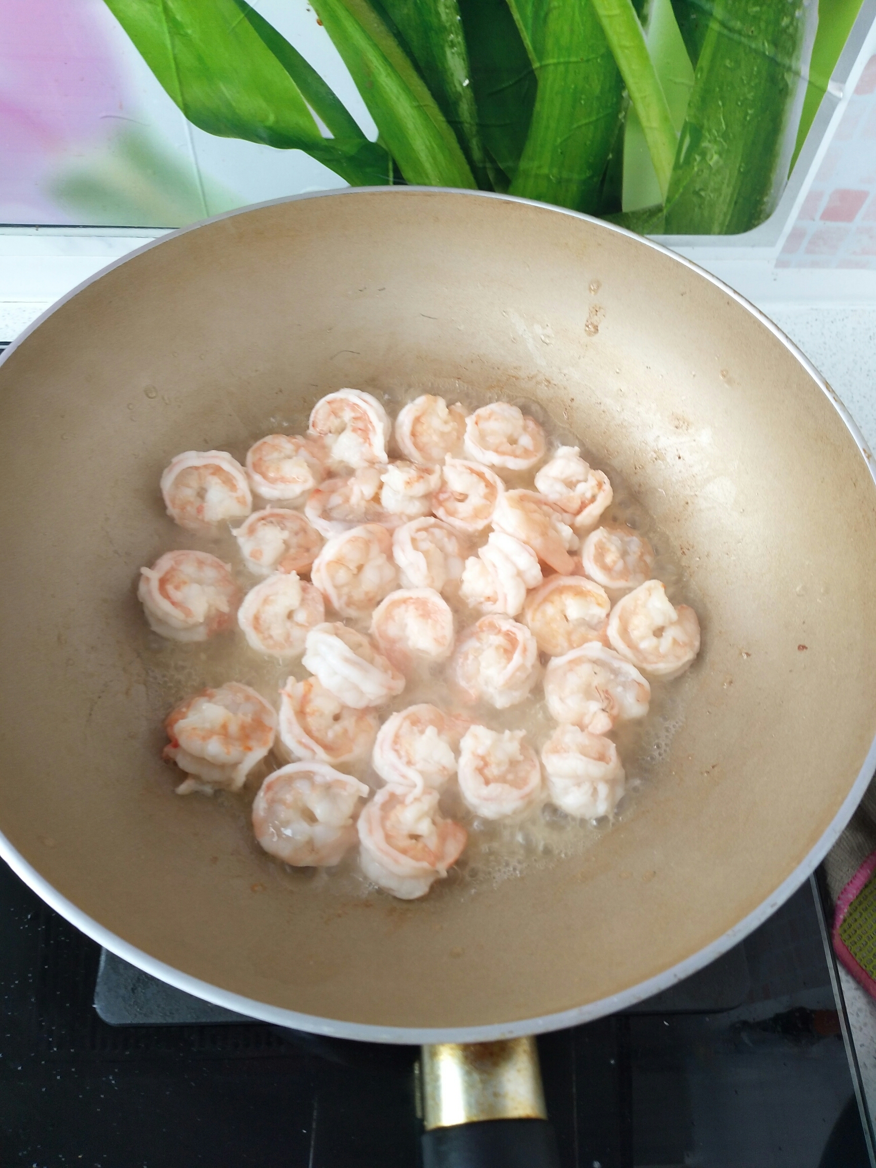番茄蒜蓉蝦的做法 步骤2