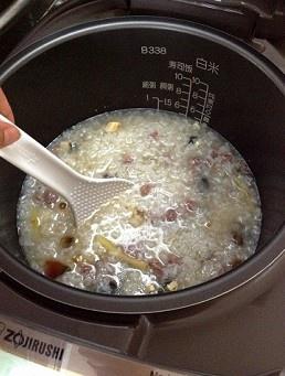 電飯煲版皮蛋瘦肉粥的做法 步骤15