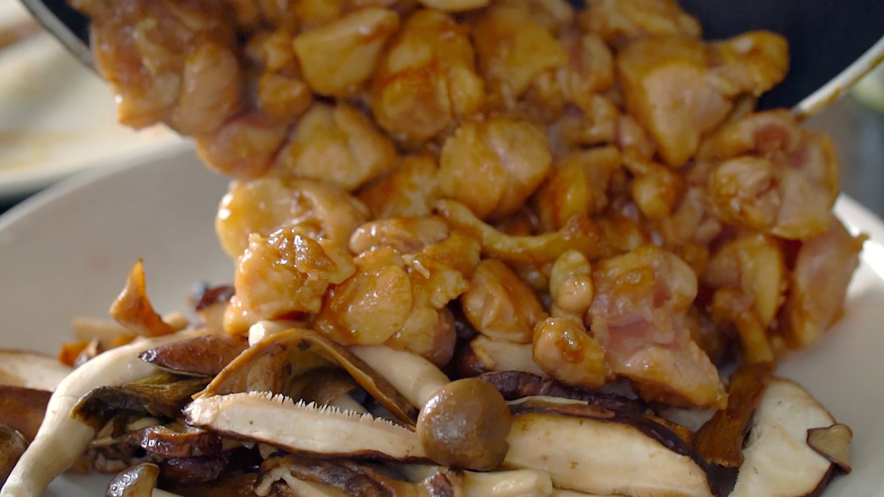 菌菇滑雞煲仔飯+米布丁的做法 步骤9