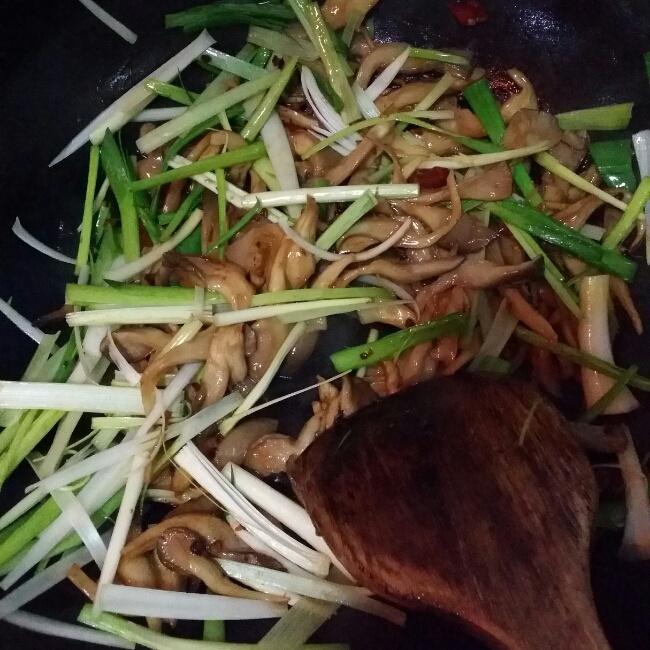 幹鍋平菇的做法 步骤6