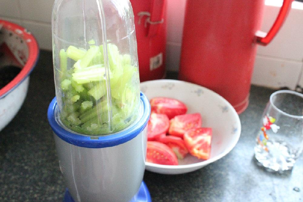 番茄芹菜蔬果汁的做法 步骤1